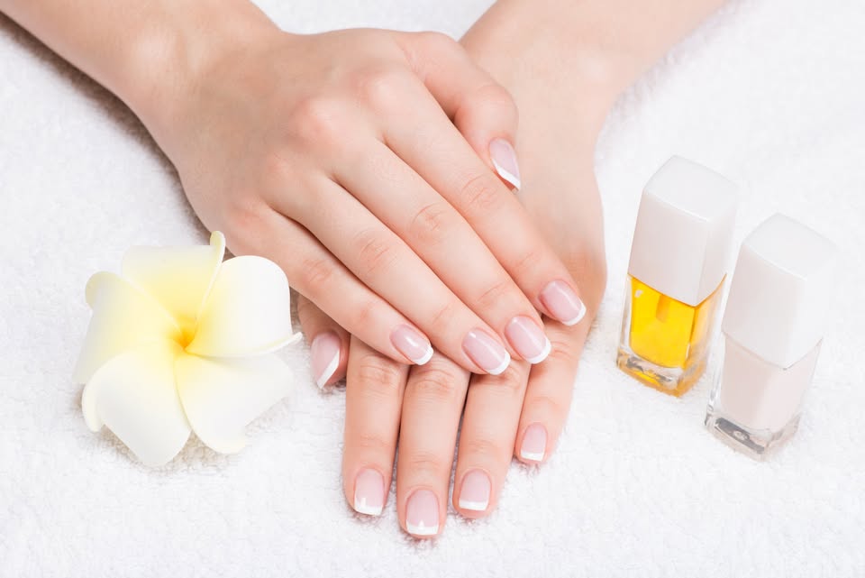 Gepflegte French Nails in einer hellen Maniküre-Szene